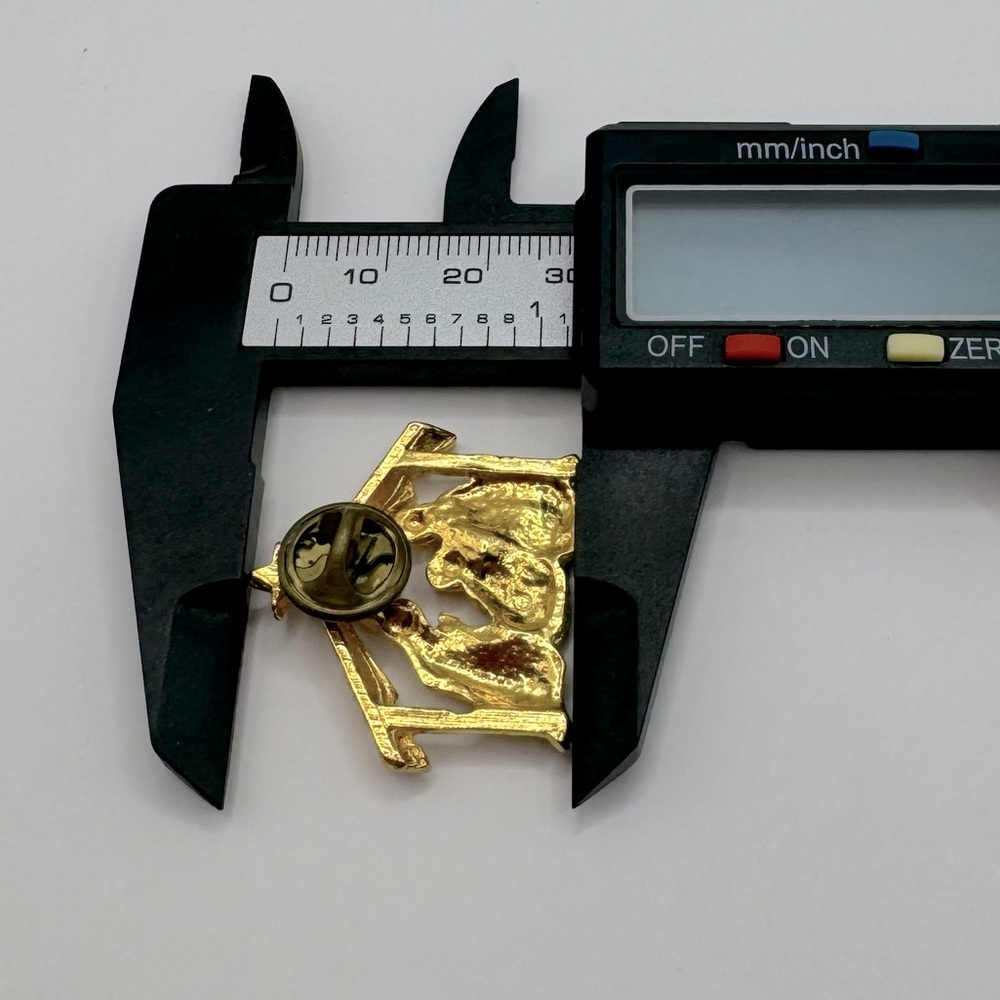 VINTAGE Gold-Tone Nativity Pin - Picture 9 of 9